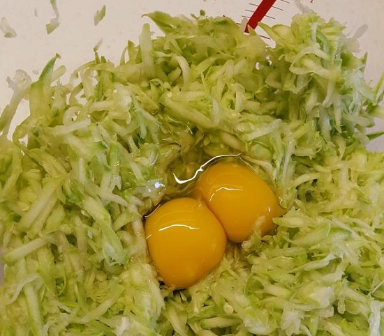 В кабачковую массу добавим яйца