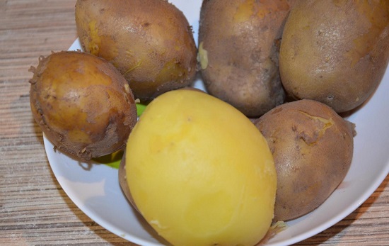 Отварной в мундире картофель