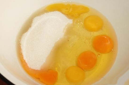 вобьем яйца и введем к ним сахар