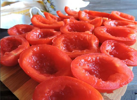 вычищаем с томатных долек жидкость и семена