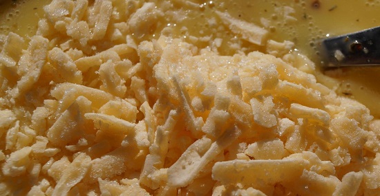 Сливочный сыр натираем на терке