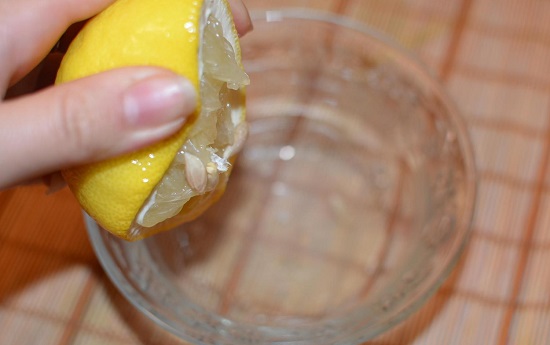 Из половины лимона выдавливаем сок