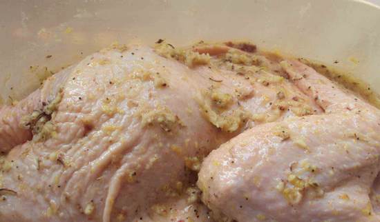 Как замариновать целую курицу для духовки в сметане?