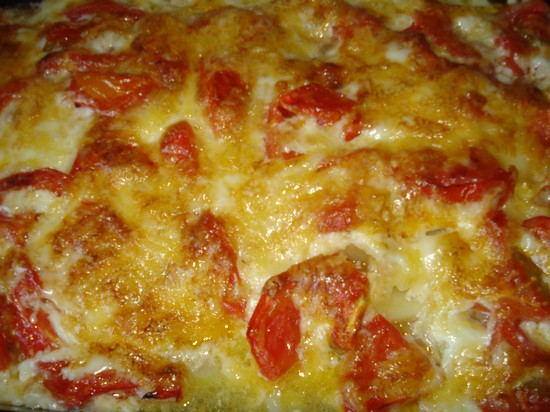 Картофель с помидорами в духовке под сливочно-сырным соусом