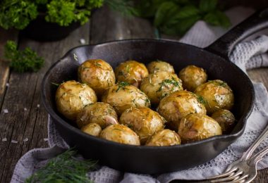 Как запечь картофель в мундире в духовке?