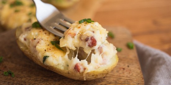 Румяная картошка с сыром в духовке: рецепт с ветчиной и перцем