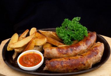 Купаты в духовке: рецепт с картошкой