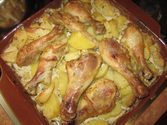 Курица в аджике в духовке с картофелем