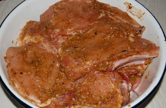 смажем маринадом свиные стейки